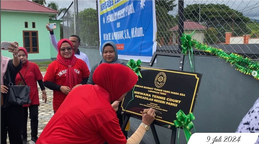 peresmian lapangan tennis